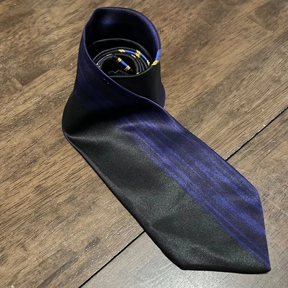 T-00: Gianni Versace Men’s tie